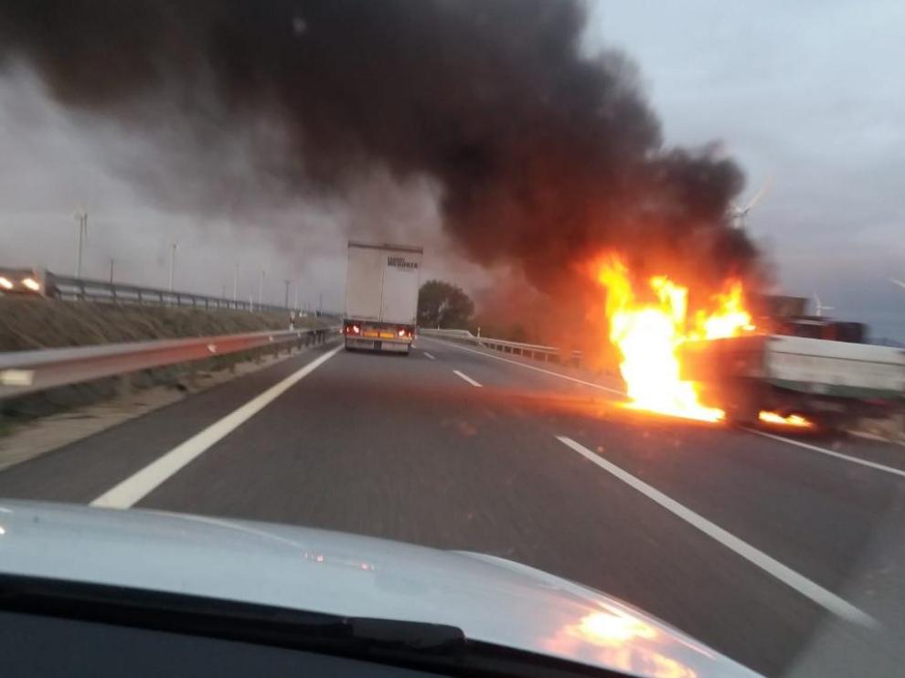 El vehículo ardiendo en la A-2, en La Muela.