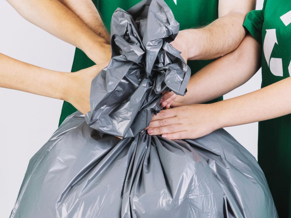 En el contenedor virtual de cada colegio, se irían depositando ideas, acciones, de alumnos, docentes y familias para la reutilización o reciclaje de los residuos plásticos.