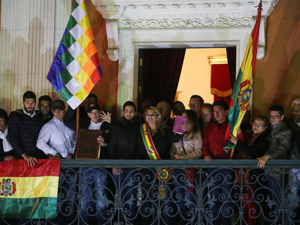 Jeanine Áñez se dirige a sus seguidores desde el balcón del palacio presidencial de La Paz.