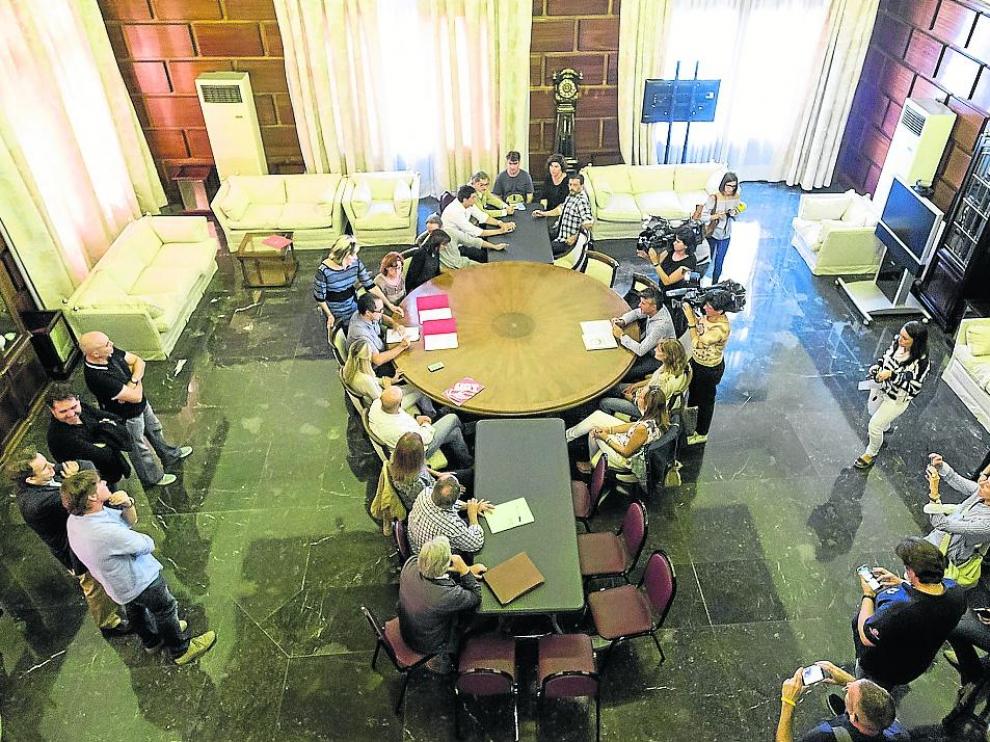 Momento de la firma del pacto convenio del Ayuntamiento de Zaragoza en 2016.