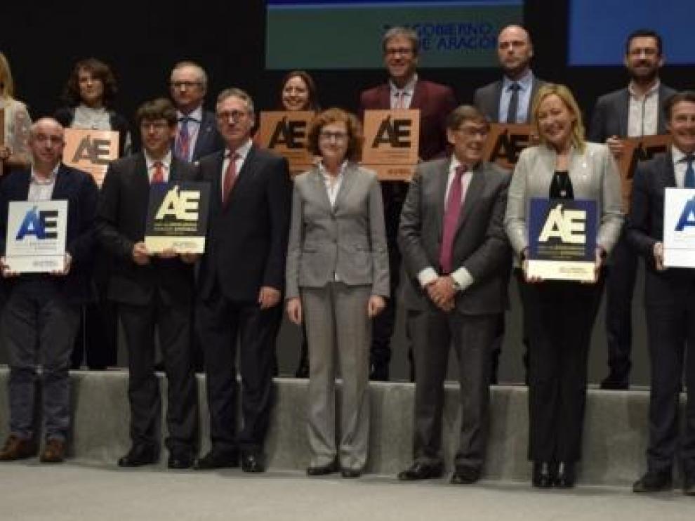 Los ganadores de los premios Excelencia junto al consejero de Industria del Gobierno de Aragón, Arturo Aliaga, y la consejera de Economía y Empleo, Marta Gastón.