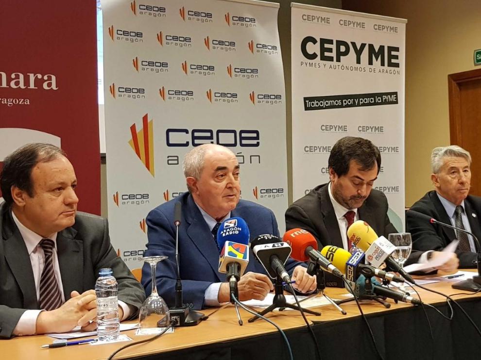 Miguel Ángel Sánchez, director de Cámara de Zaragoza, junto a José Manuel Rodriguez Chesa, vicepresidente del Consejo Aragonés de Cámaras; Ricardo Mur, presidente de CEOE Aragón; y Aurelio López de Hita, de Cepyme Aragón, hoy en Zaragoza
