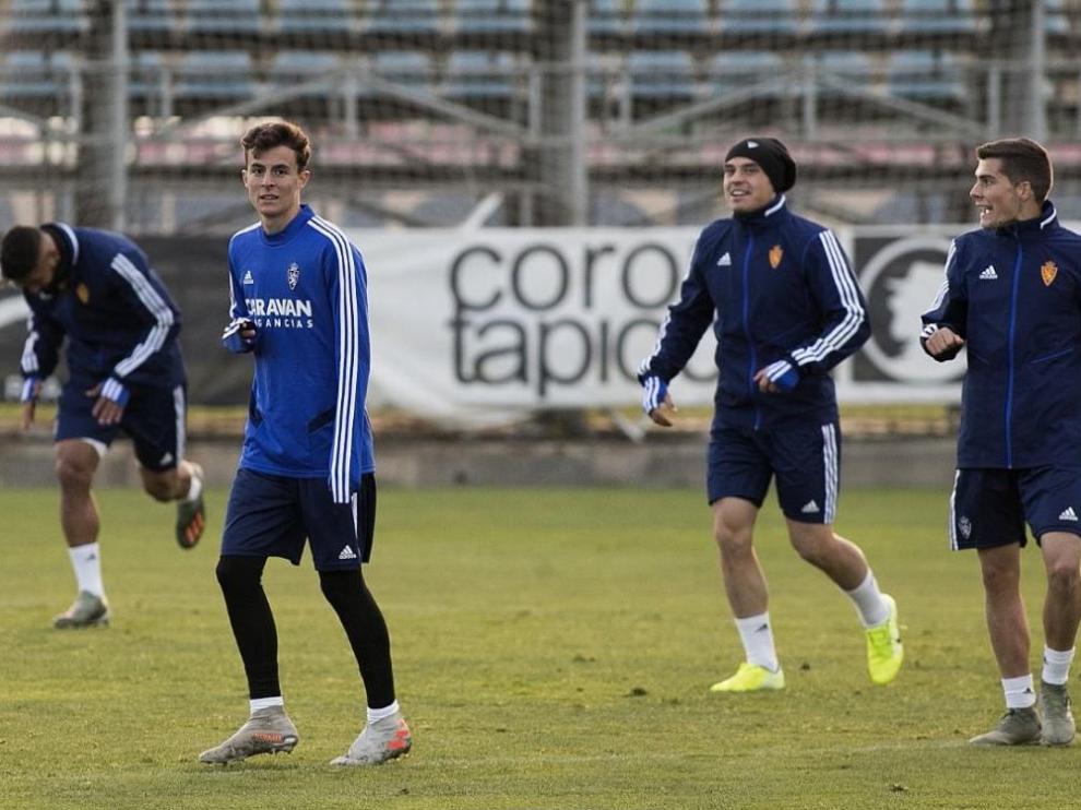 Alejandro Francés, en el entrenamiento de este viernes con el primer equipo, en un ejercicio con Pombo, Soro y (a la izda.) Luis Suárez.
