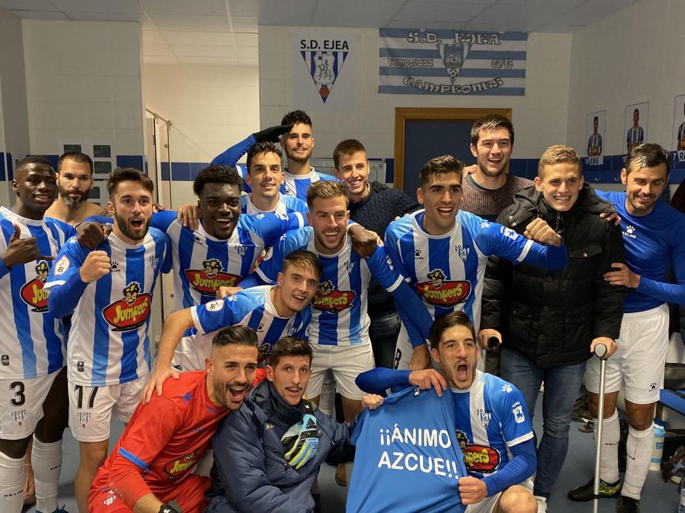 Los jugadores del Ejea celebran el triunfo ante el Badalona.