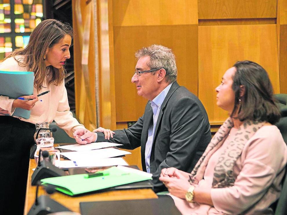 La concejal de Hacienda, María Navarro, junto a los ediles de Vox, Julio Calvo y Carmen Rouco.