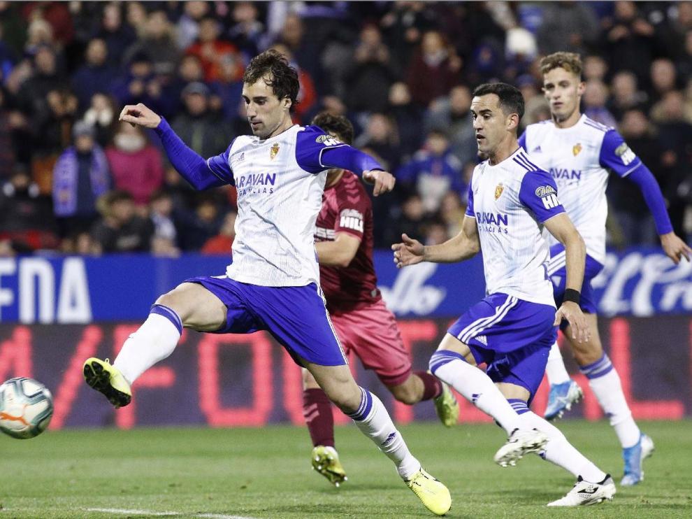 Eguaras, Linares y Blanco, en un lance del Real Zaragoza-Albacete de la noche de este sábado en liga.