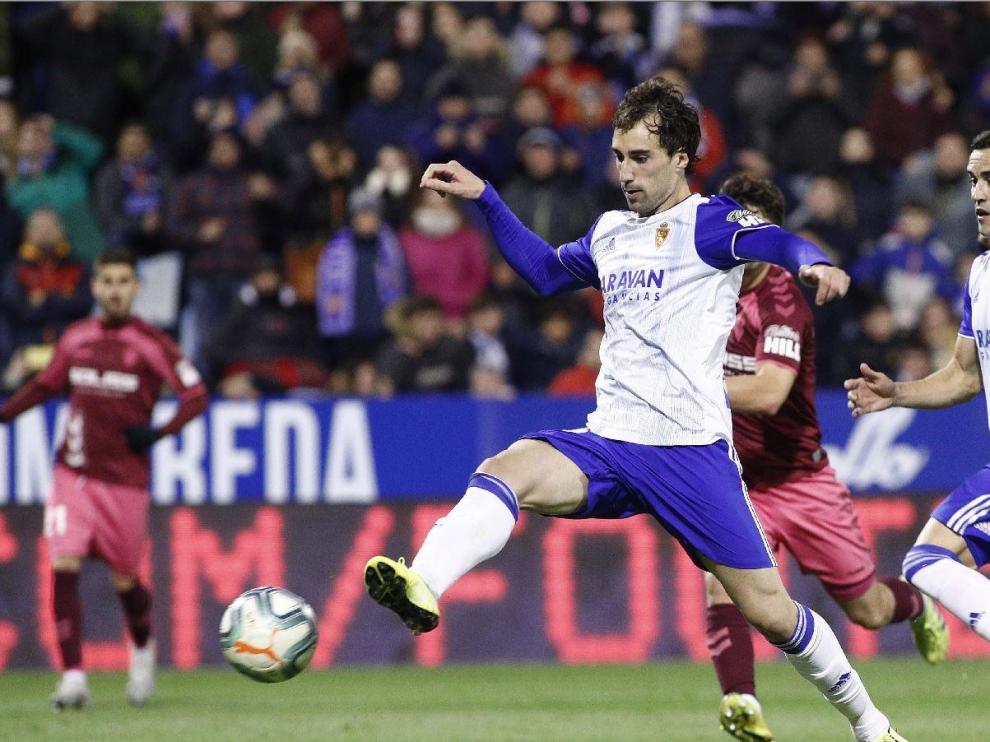 Eguaras, Linares y Blanco, en un lance del Real Zaragoza-Albacete de la noche de este sábado en liga.