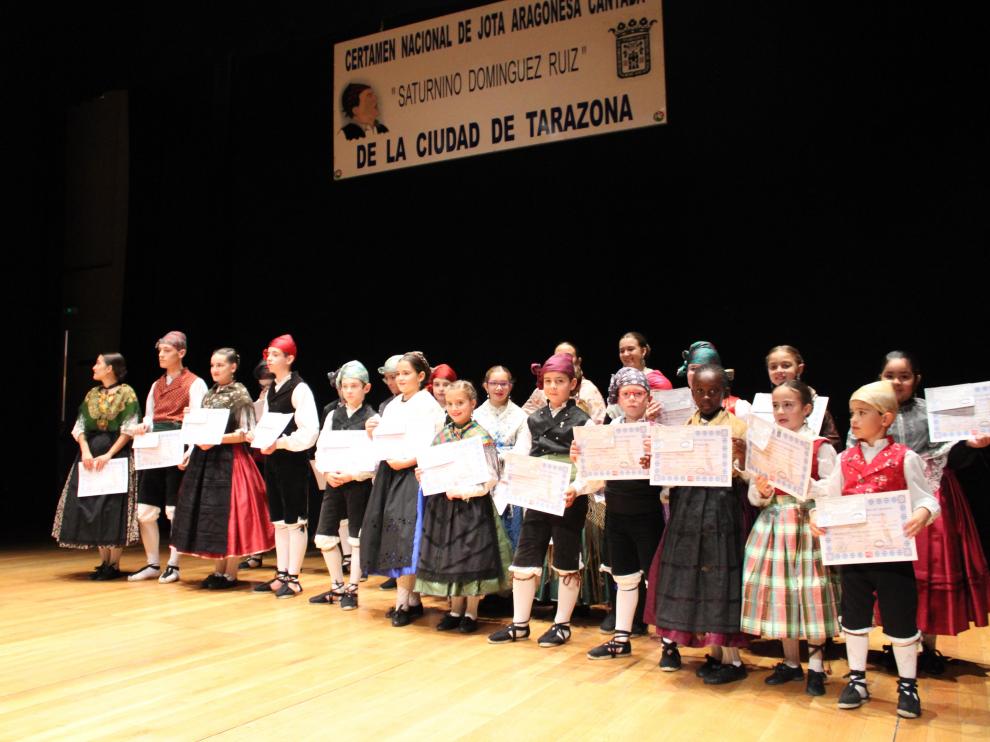Los ganadores del concurso han posado sobre el escenario del teatro con sus diplomas.