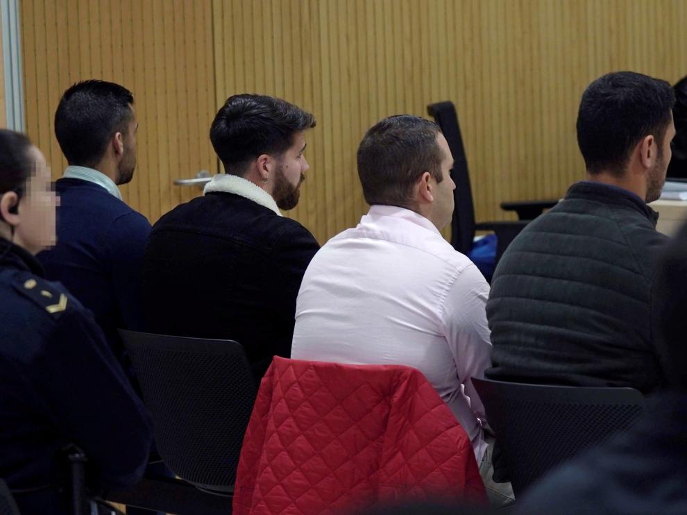 Cuatro de los miembros de La Manada, este lunes ante el tribunal.