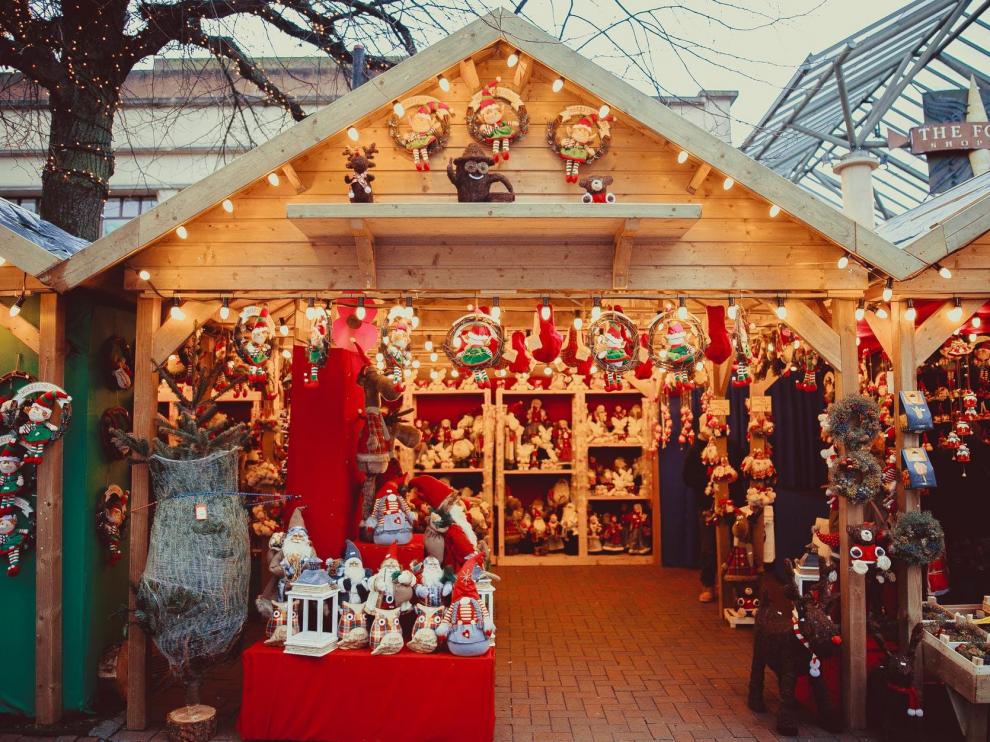 Puesto de figuritas de Papá Noel de un mercadillo navideño.