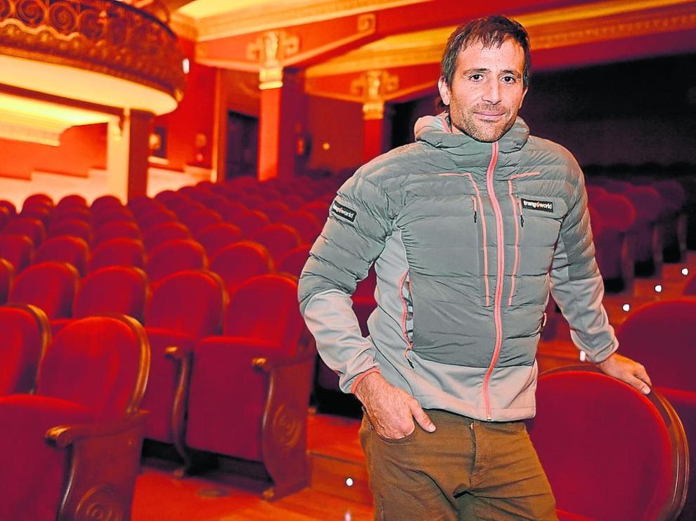 Alex Txikon, en el patio de butacas del Teatro Olimpia de Huesca.