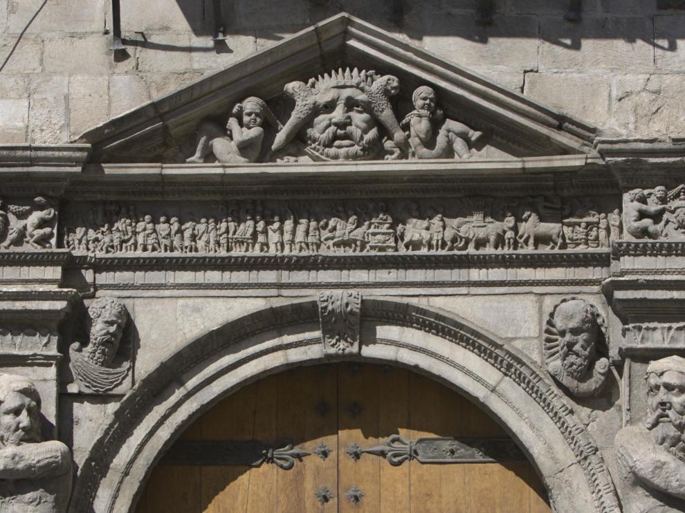 Detalle de la fachada de la Audiencia Provincial de Zaragoza.