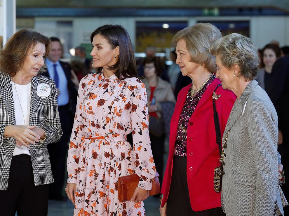 La reina Letizia (segunda por la izquierda) y la reina emérita Sofía (segunda por la derecha), visitan el rastrillo organizado por la asociación Nuevo Futuro en Madrid.