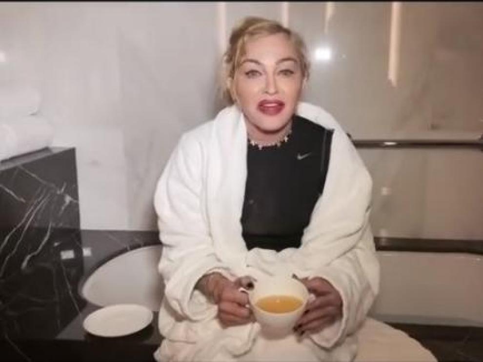 Madonna, con una taza con un líquido amarillento que asegura que es su orina