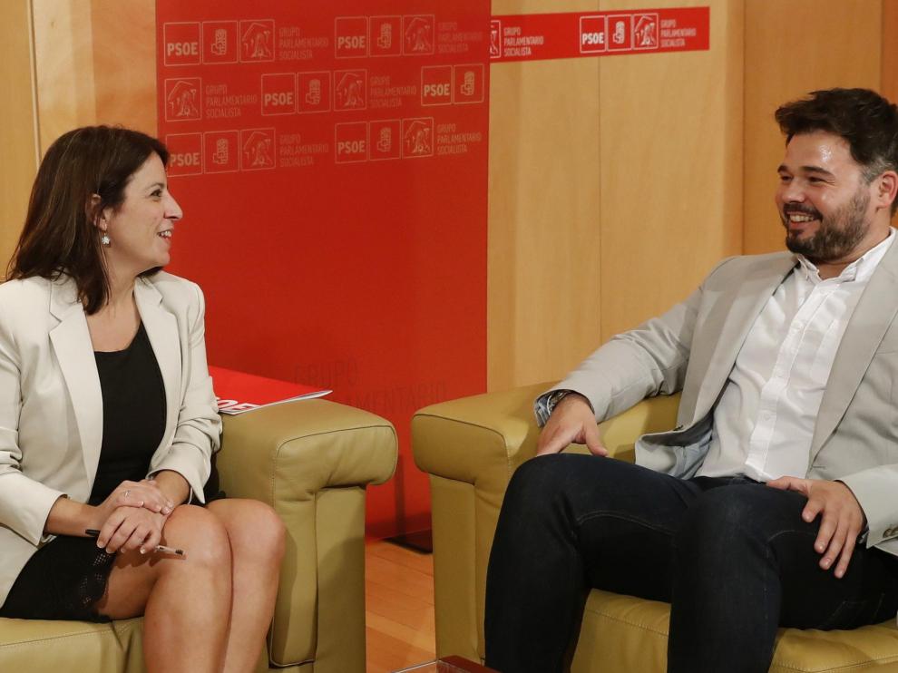 La portavoz del grupo socialista en el Congreso, Adriana Lastra, y su homólogo de ERC, Gabriel Rufián