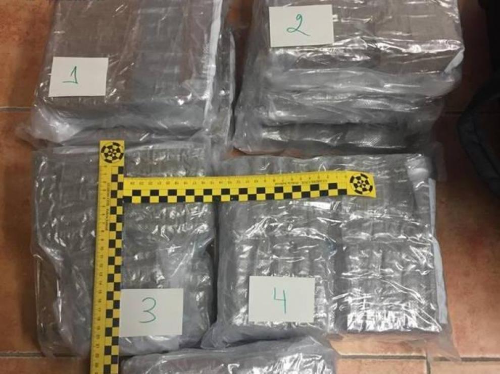 Los paquetes de hachís incautados por la Guardia Civil.