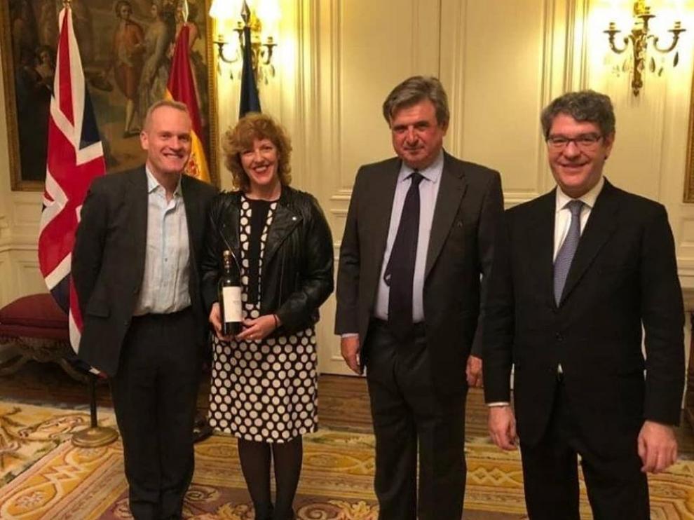 Tim Atkin, Eva Roy, Carlos Bastarreche y Álvaro Nadal, en la presentación del vino aragonés Niño Mimado.