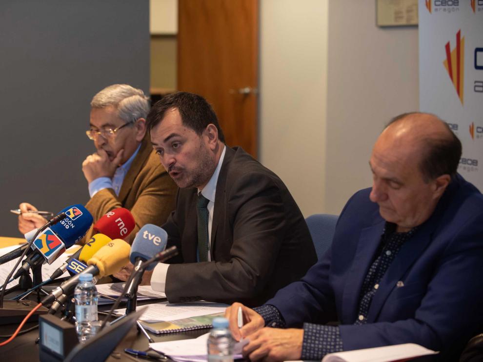 Los presidentes de CEOE Aragón, Ricardo Mur, de Huesca, Fernando Luna, y de Teruel, José Antonio Pérez Cebrián, en la presentación de sus propuestas para revertir la despoblación.