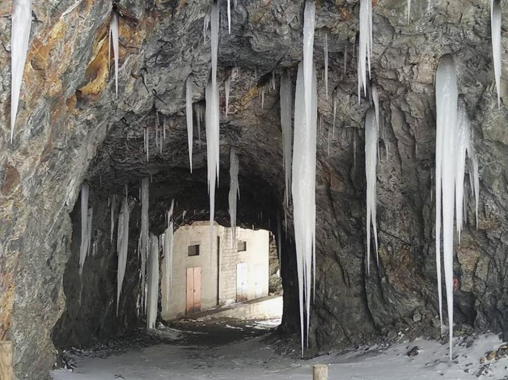 Carámbanos de hielo en un pequeño túnel situado en el camino al refugio de Cap de Llauset.