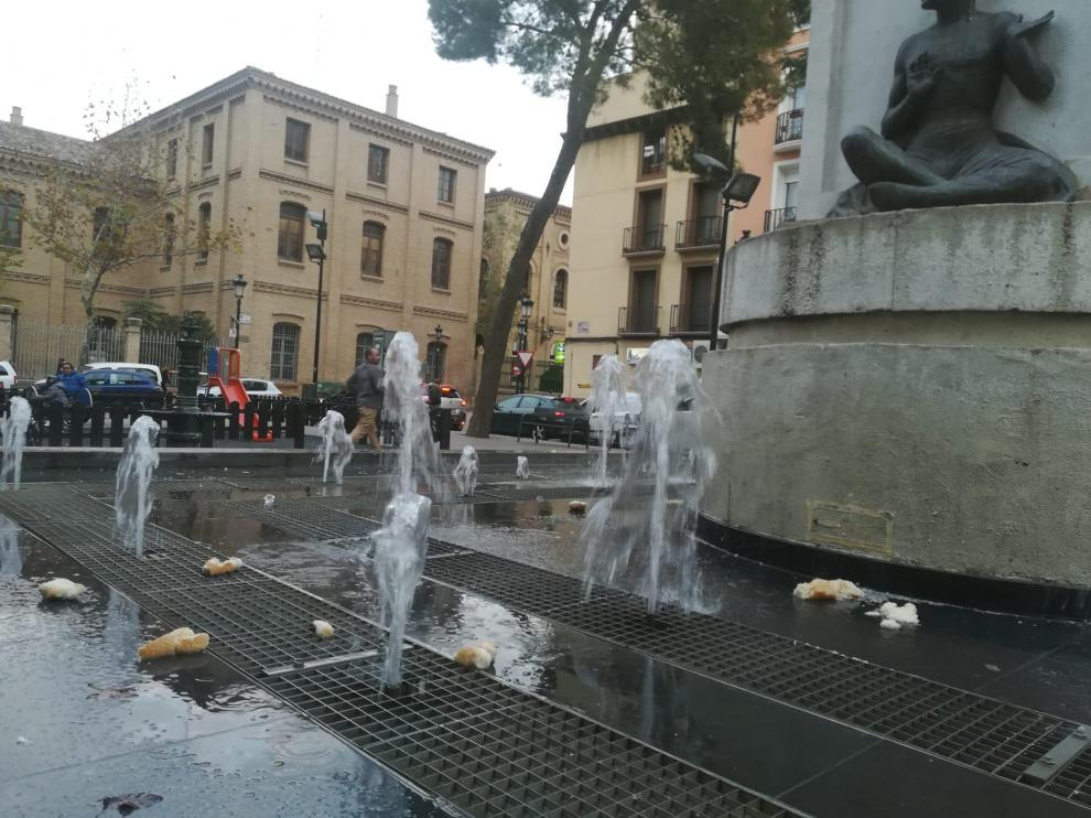Las palomas son un problema en la plaza de Santo Domingo.