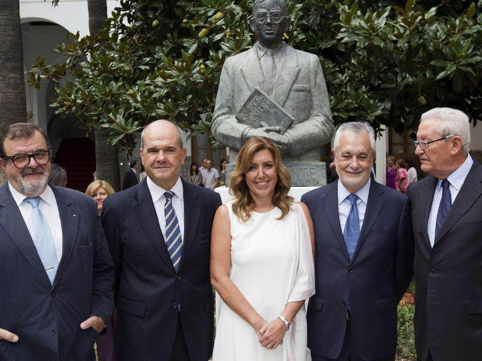 Susana Díaz (c) posa junto a los expresidentes andaluces en una imagen de archivo.