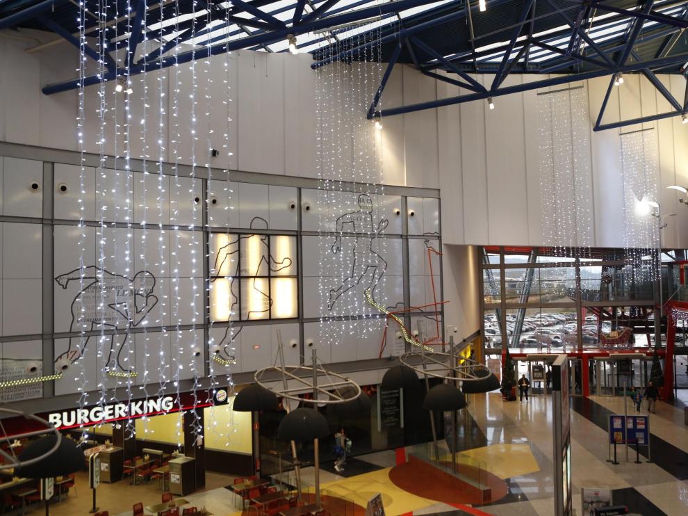 El centro comercial Plaza Imperial de Zaragoza ha inaugurado la temporada navideña con el tradicional encendido de su iluminación