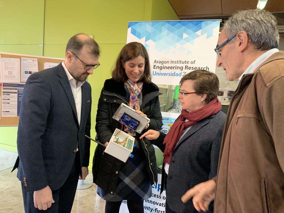 José Antonio Yagüe, Raquel Trillo-Lado, Blanca Rosa y Pablo Laguna junto a uno de los sensores que mide la calidad del aire en Zaragoza.