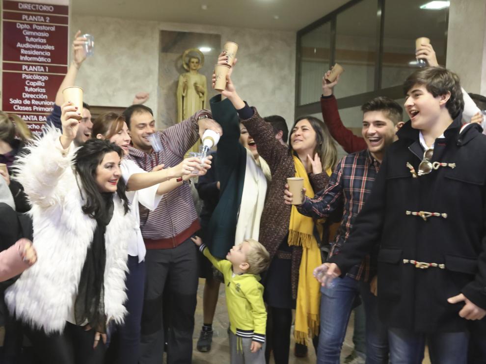 La fiesta se celebró así en el vestíbulo del colegio San Viator de Huesca.