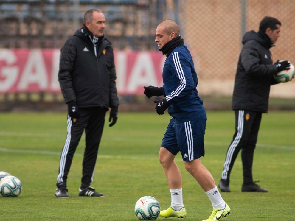 Pombo pasa con el balón por delante de Víctor Fernández en el último entrenamiento de la semana, este viernes en la Ciudad Deportiva, antes de saber que no iba a ser convocado para viajar a Vallecas.