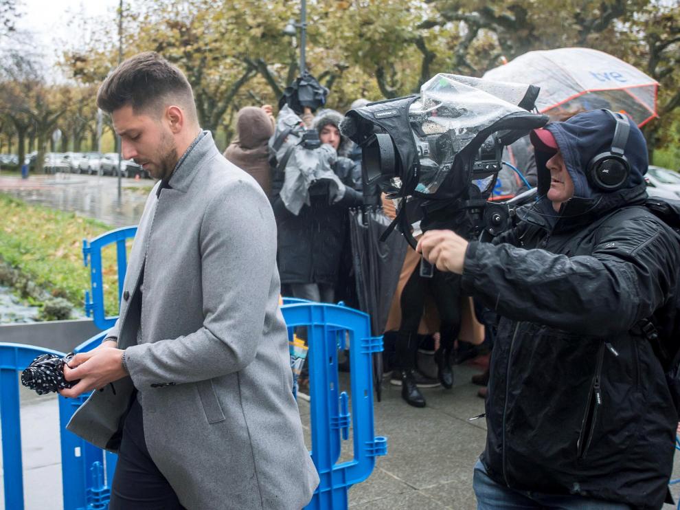 Víctor Rodríguez, uno de los acusados de agresión sexual, a su llegada este viernes al juzgado.
