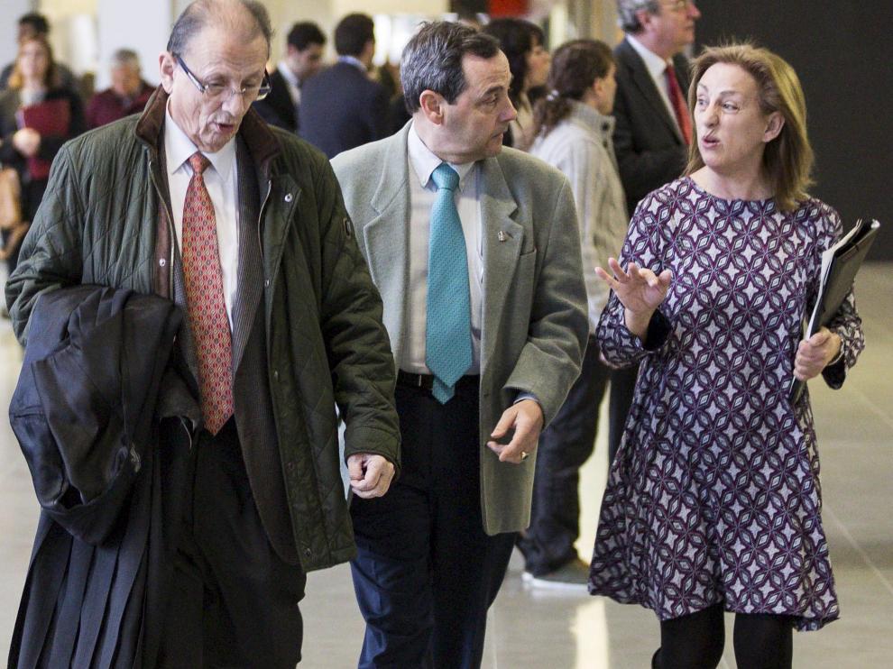 Javier Cantero, toga en mano, antes de entrar a un juicio.