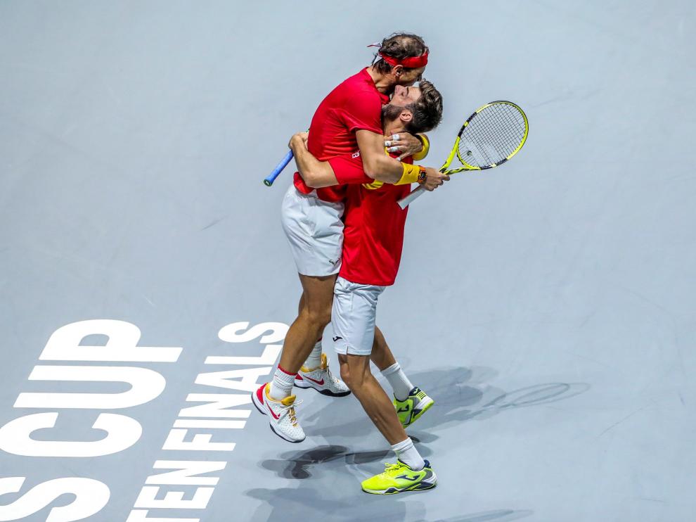 Nadal (i) y Granolles celebran su victoria en el partido de dobles.