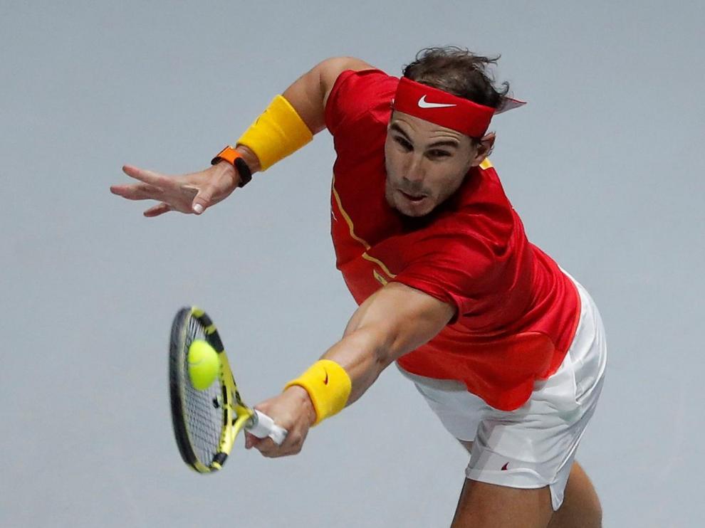 l español Rafa Nadal durante su partido frente al canadiense Denis Shapovalov, correspondiente al segundo punto de la final de la Copa Davis