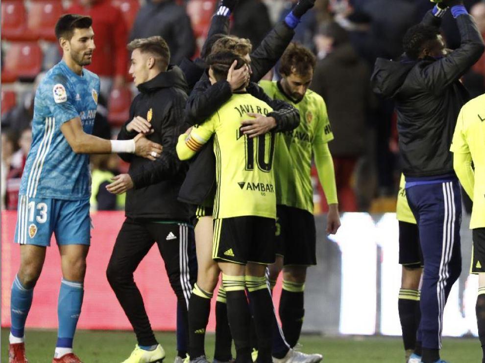 Ratón, al término del partido de Vallecas, celebra la victoria del equipo sobre el césped del campo madrileño.