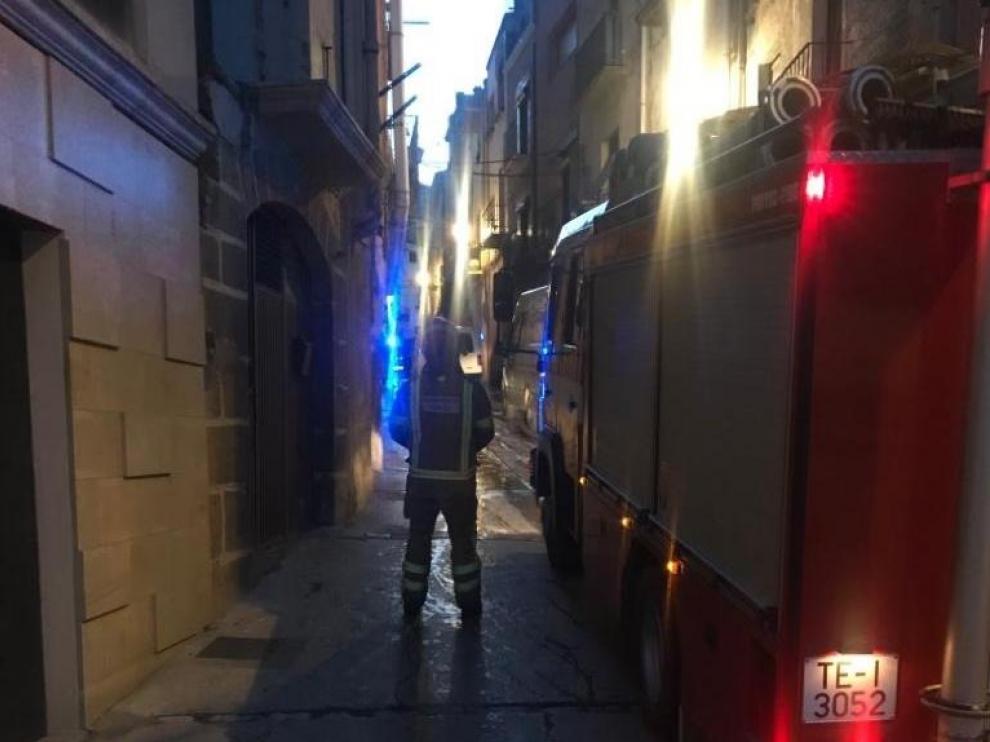 Un momento de las tareas de extinción del fuego en Alcañiz.