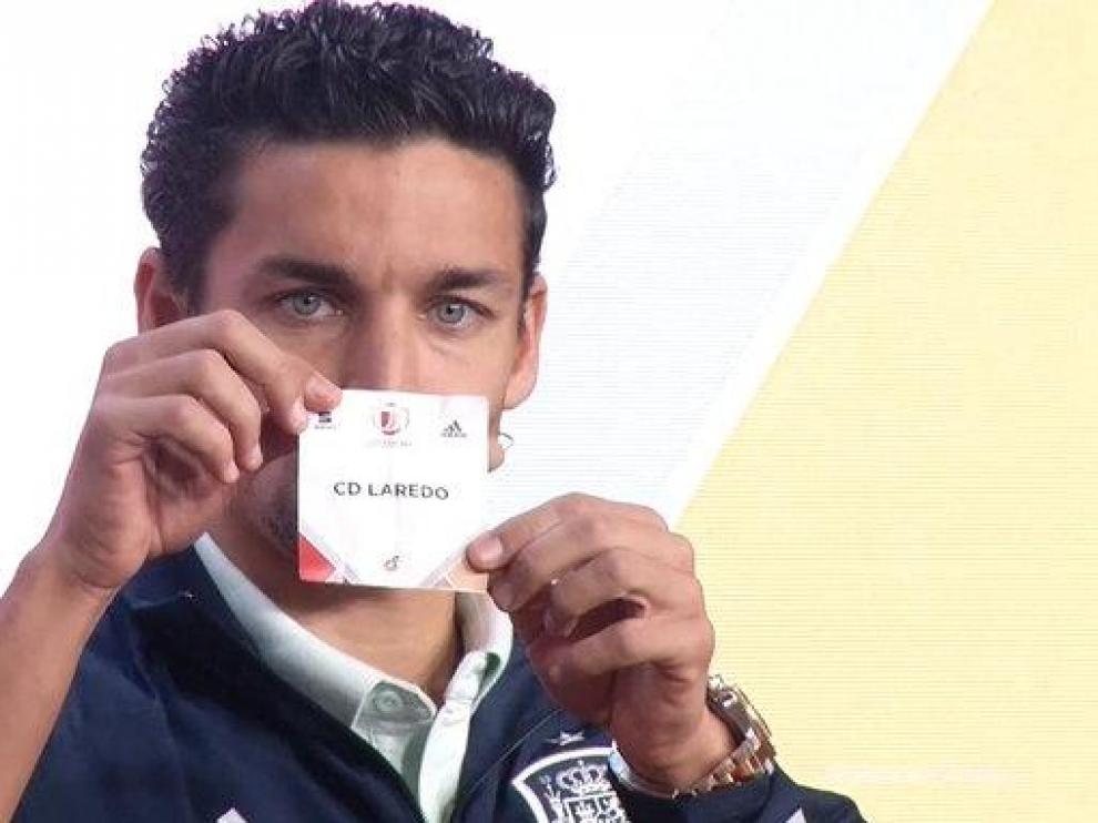 El futbolista Jesús Navas fue el encargado de sacar las papeletas de la SD Huesca y el Laredo en el sorteo de la Copa del Rey.