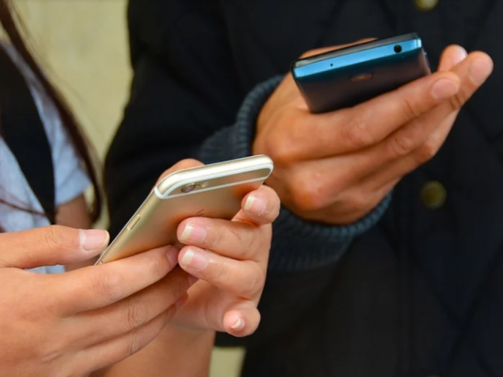Personas con un telefono