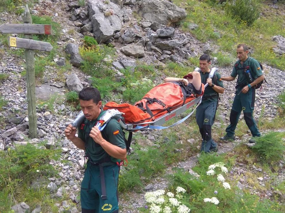 Rescate en camilla de un montañero zaragozano de 51 años este verano en Canfranc.