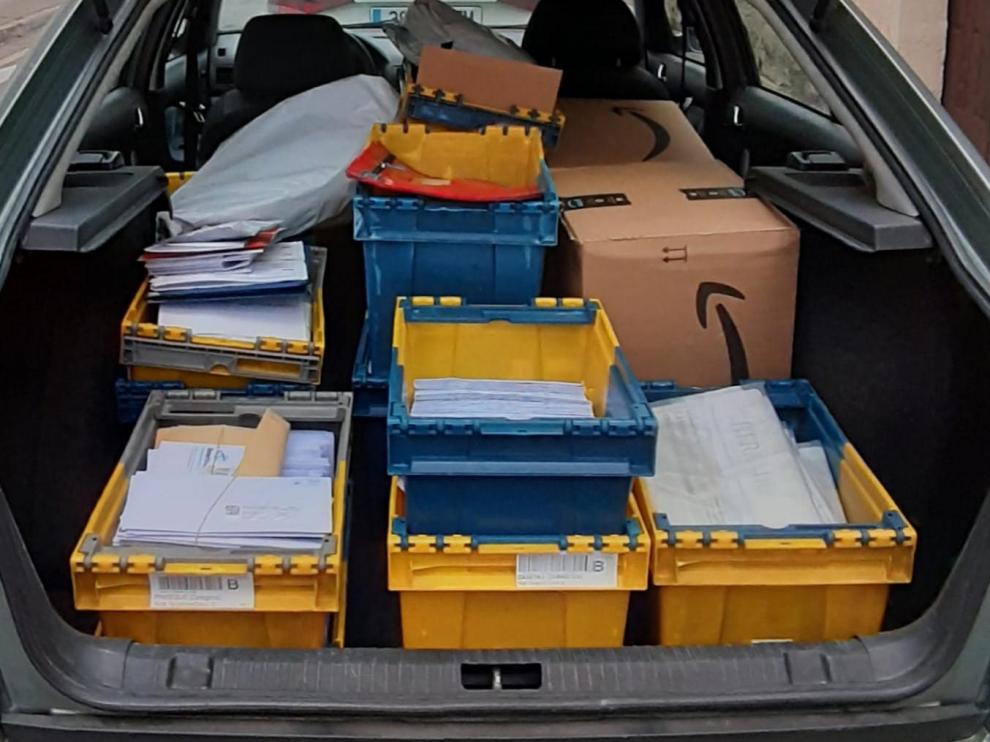 Coche particular con cartas.