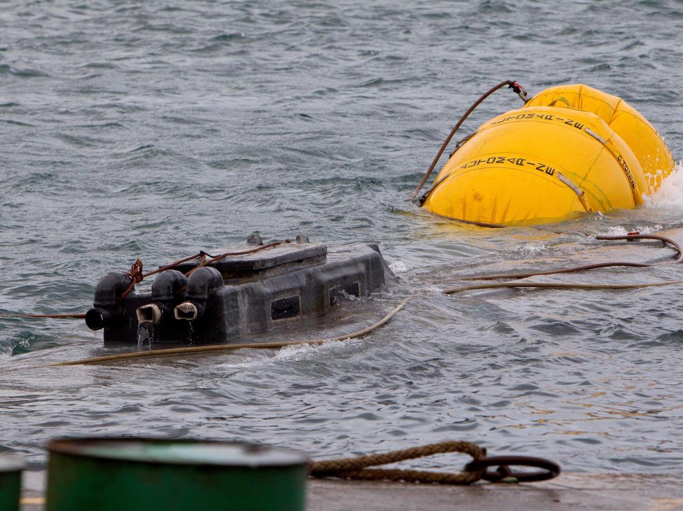 El narcosubmarino hundido en Galicia es remolcado a puerto para su inspección