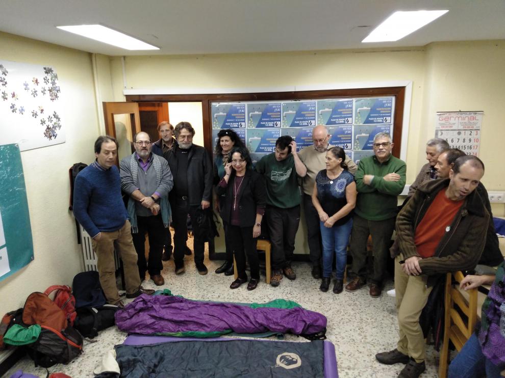 Integrantes de la Red de Agua Pública de Aragón se encerraron este martes por la tarde en la sede de la FABZ.