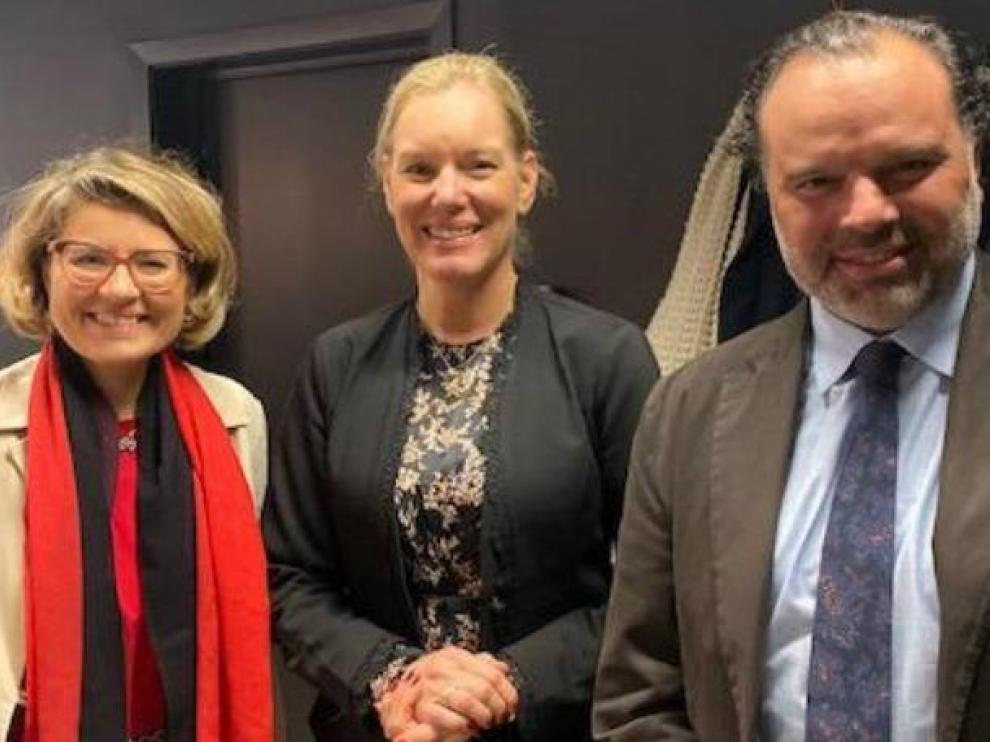 Fernando de Yarza, reelegido presidente de la Asociación Europea de Editores, con la vicepresidenta de la organización, Victoria Svanberg (en el centro), y la representante de la Comisión Europea, Anna Harold.