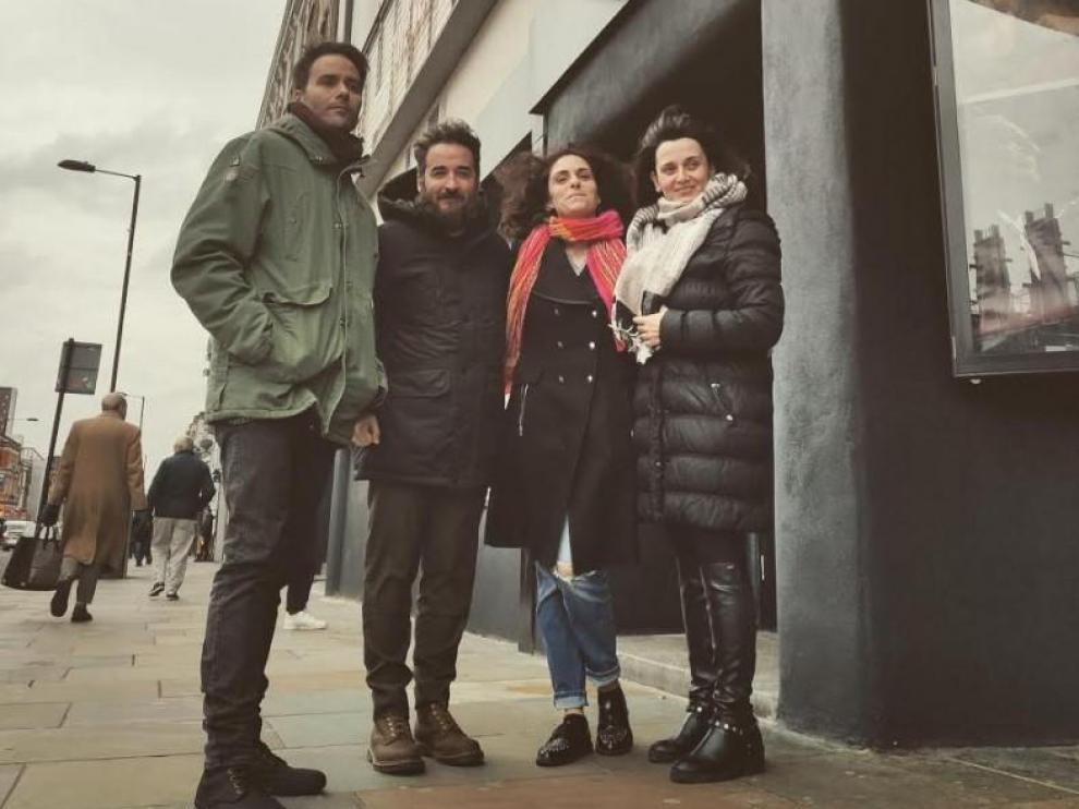 Javier Moreno e Iván Castell junto al resto de productores en el estreno de Londres.