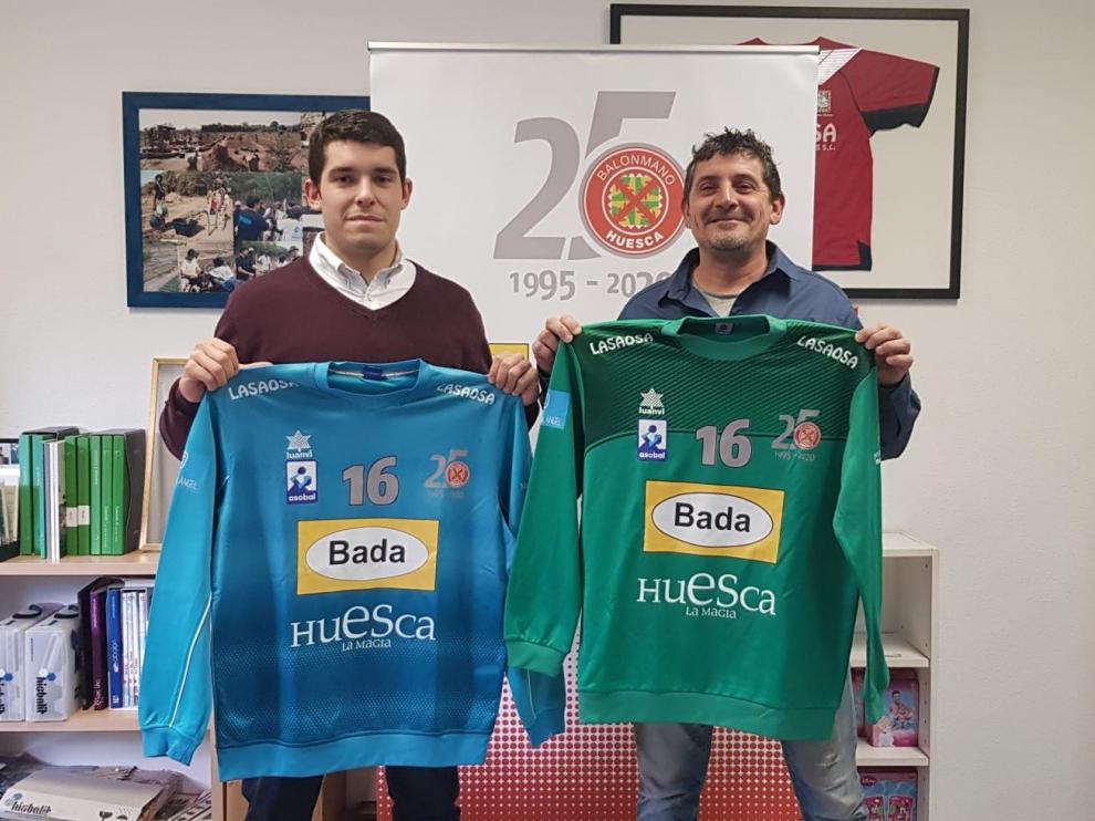 Jorge Broto, con la camiseta azul, portero del Bada Huesca.