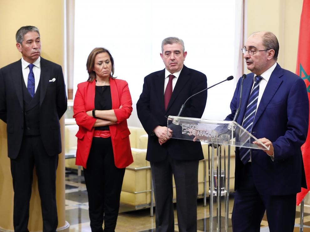 El presidente del Gobierno, Javier Lambán, con el presidente del grupo turolense Térvalis, Generoso Martín, la vicepresidenta del Ejecutivo, Maite Pérez, y un representante de la Universidad Mohamed VI de Marruecos.