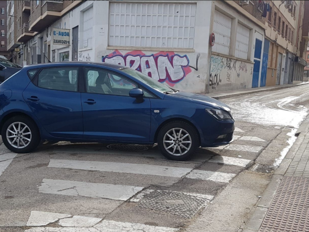 Un coche bloquea la entrada a una calle este miércoles
