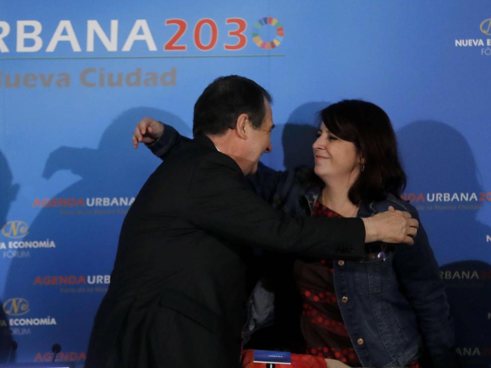 Adriana Lastra saluda a Abel Caballero, el alcalde de Vigo, también del PSOE.