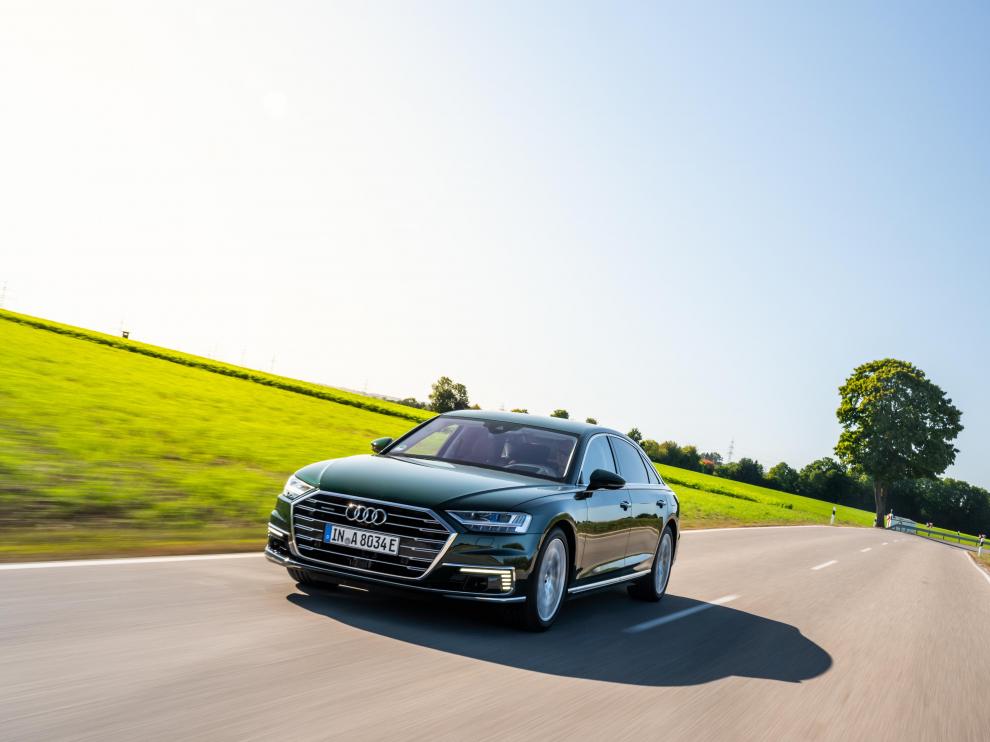 El nuevo Audi A8 presenta una versión híbrida enchufable con hasta 40 kilómetros de autonomía.