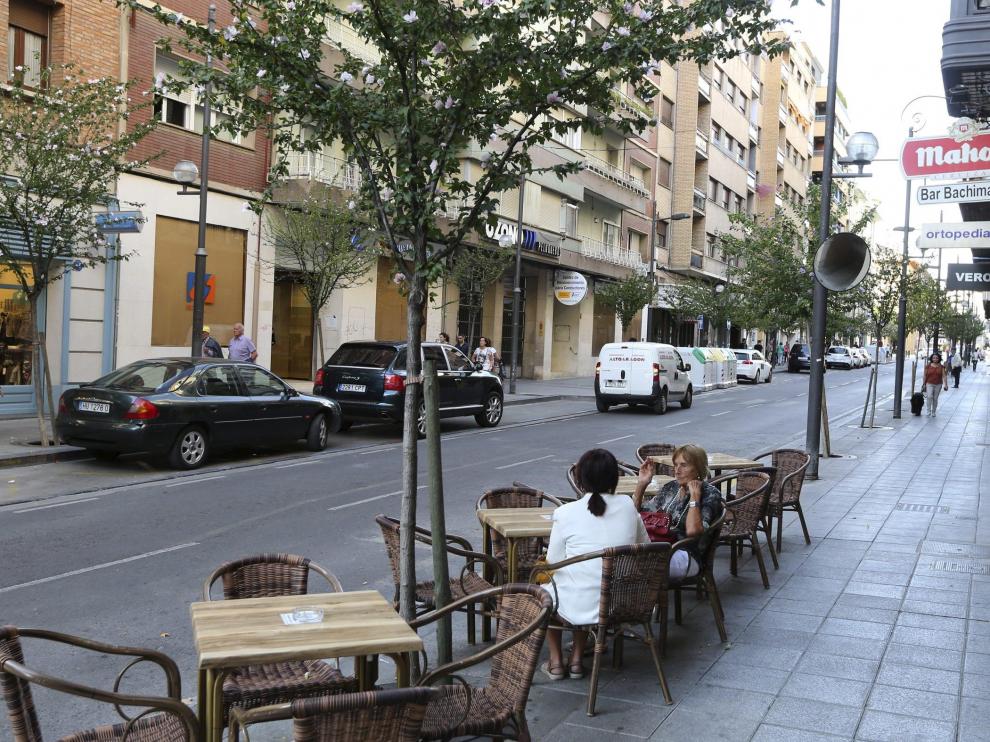 Coches aparcados en la zona peatonal de la calle Zaragoza /Foto Rafael Gobantes / 27-9-16