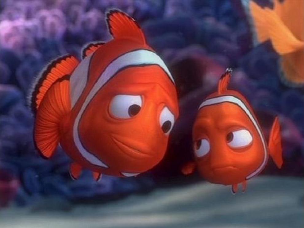 Nemo, con su padre, en un fotograma de la película 'Buscando a Nemo'.